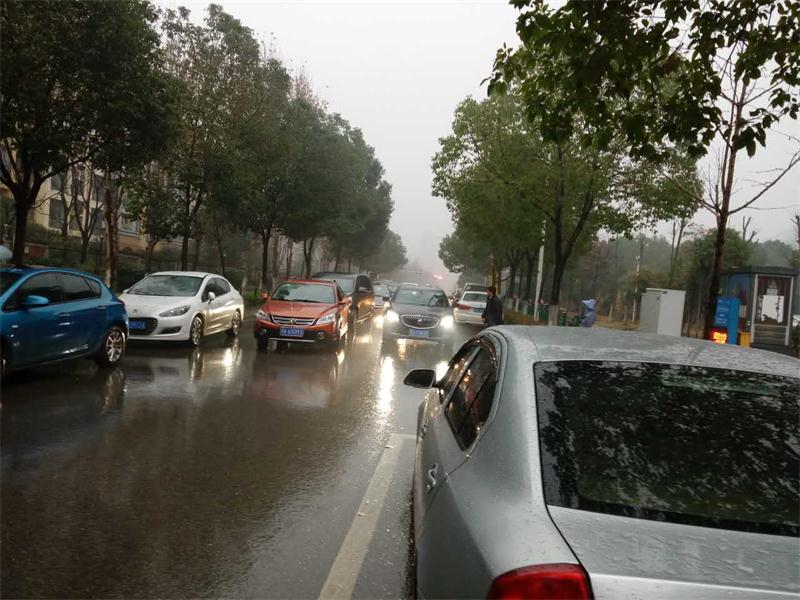 信联物业员工冒雨疏导交通 保障高峰时段园区交通畅通