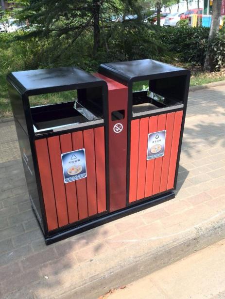 武汉东湖新技术开发区城管局为武大园主路增设新型垃圾桶